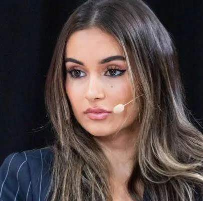 Smart AI shopping assistant recommending products on an e-commerce app